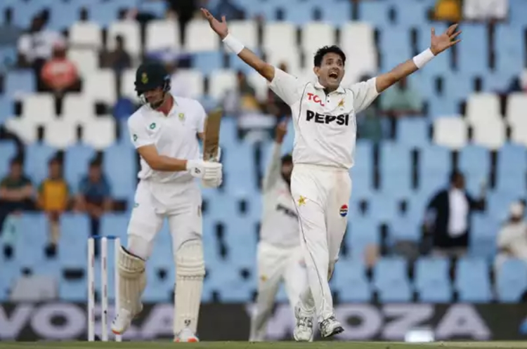 Abbas, Shahzad keep Pakistan's hopes alive