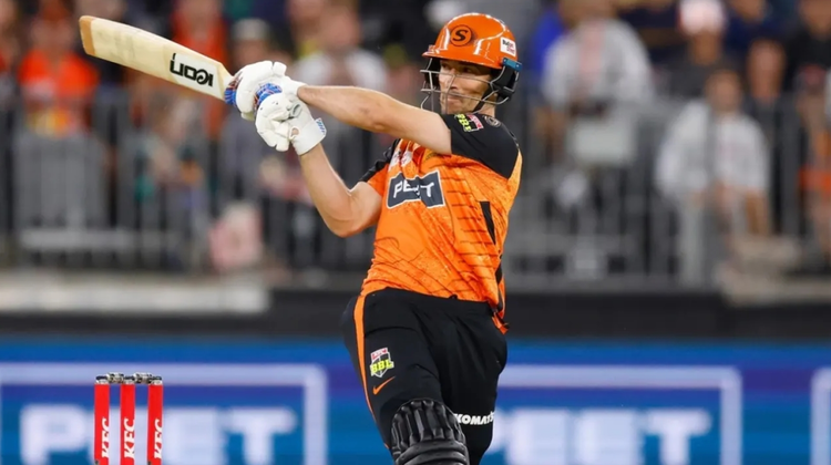 Hobson,_bowlers_scorch_Heat_to_first_loss_despite_Johnson_four_for