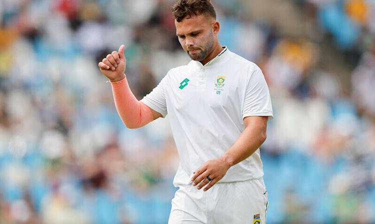 Paterson_takes_five_wickets_as_Pakistan_bowled_out_for_211_in_first